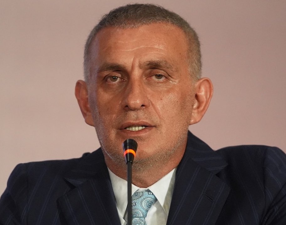 Hadi çıkıp desene Trabzonsporun hakkı yendi diye. Fenerin uşağı.