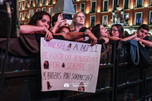 vanesamartin_'s tweet photo. Sentiros a pleno pulmón cantando, esa plaza mayor de Valladolid abarrotada, los de delante, los del fondo, todos, a todos los que erais cómplices de una noche para enmarcarla. Y cuando llegaban los momentos más íntimos, también ahí, como unas 30000 almas en silencio… no deja de emocionarme y superarme lo que pasa en nuestro universo de corazones que viven con pasión, autenticidad y alegría, viviendo de frente lo que toque. ❤️‍🔥❤️‍🔥❤️‍🔥 Sois impresionantes, os adoro❤️