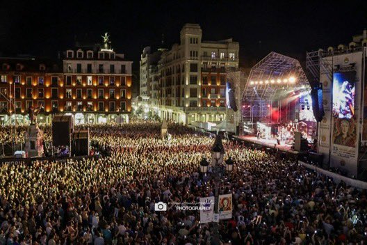 vanesamartin_'s tweet photo. Sentiros a pleno pulmón cantando, esa plaza mayor de Valladolid abarrotada, los de delante, los del fondo, todos, a todos los que erais cómplices de una noche para enmarcarla. Y cuando llegaban los momentos más íntimos, también ahí, como unas 30000 almas en silencio… no deja de emocionarme y superarme lo que pasa en nuestro universo de corazones que viven con pasión, autenticidad y alegría, viviendo de frente lo que toque. ❤️‍🔥❤️‍🔥❤️‍🔥 Sois impresionantes, os adoro❤️