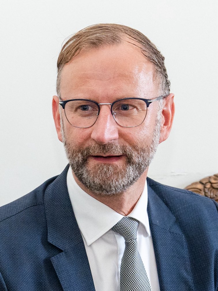 “Progresīvo” satiksmes ministrs A.Švinka paziņo, ka daudzviet Latvijas laukos pārtrauks regulāru sabiedrisko autobusu satiksmi Latvijā. Tas praktiski nozīmē teritorijas ekonomiskās aktivitātes beigas,kā arī liegs iespēju vientuļiem pensionāriem tikt pie maizes. Kas par cilvēkiem!