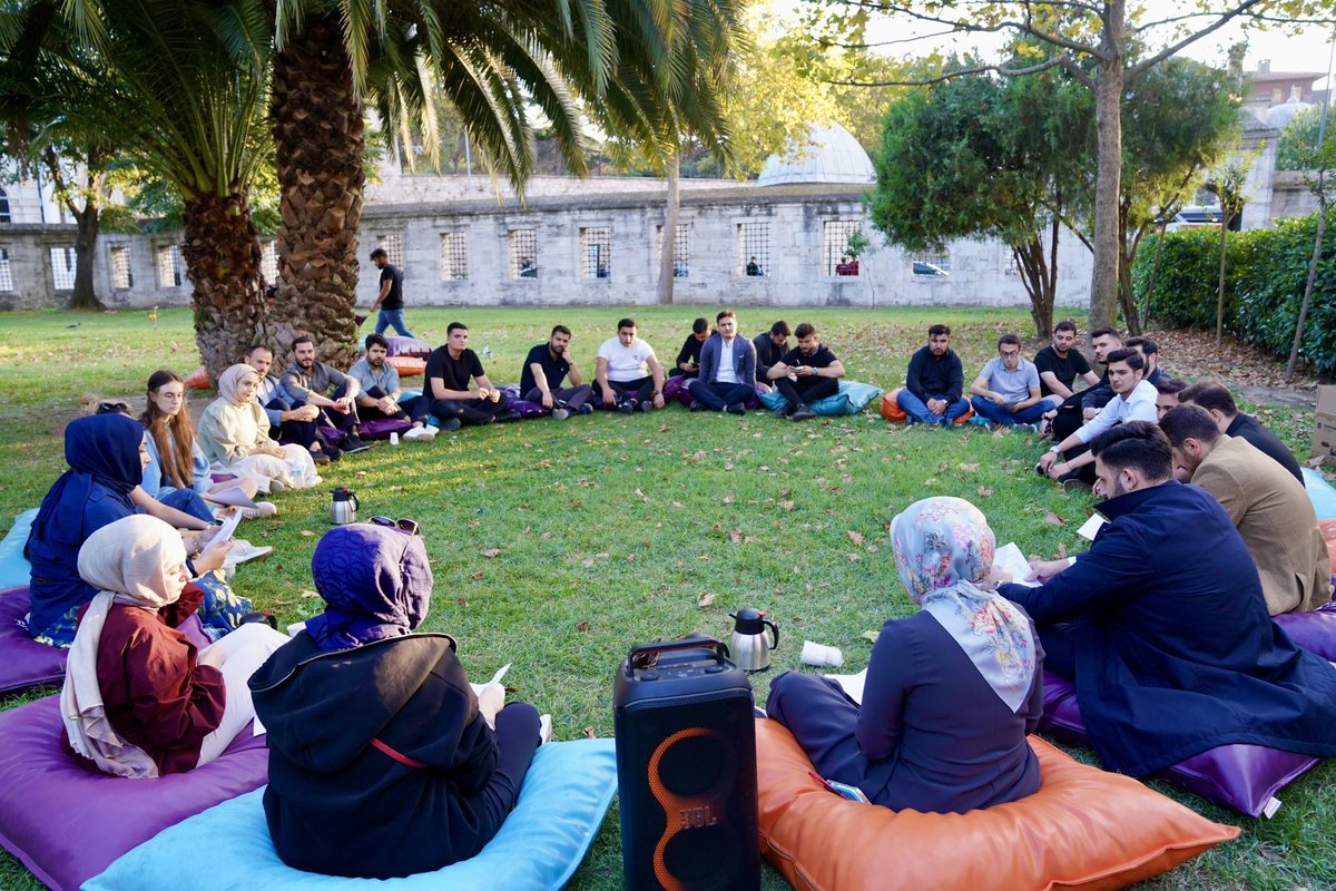 📍 Süleymaniye Camii

İl Yönetim Kurulu üyelerimiz ve genç arkadaşlarımızla birlikte, ülkemizin düşünce dünyasında kalıcı izler bırakmış mütefekkir Cemil Meriç’in ‘Bu Ülke’ kitabını okuduk, düşündük ve tahlil ettik.📚