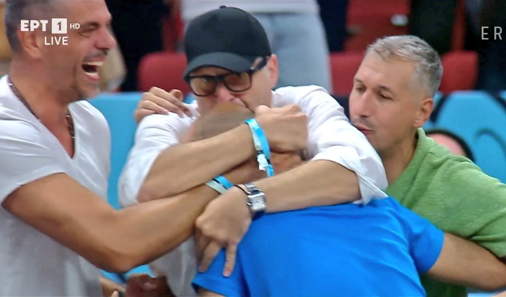 #GREFIN
- Δεν μπορείς να χωρέσεις όλο το μπάσκετ σε μια φωτογραφία 
- Νομίζεις