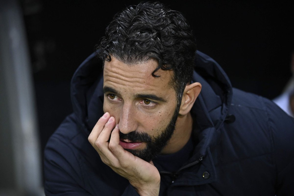 Ruben Amorim dimite ya.
Manchester merece más que una línea de 3 defensas que le meten 4 goles por partido