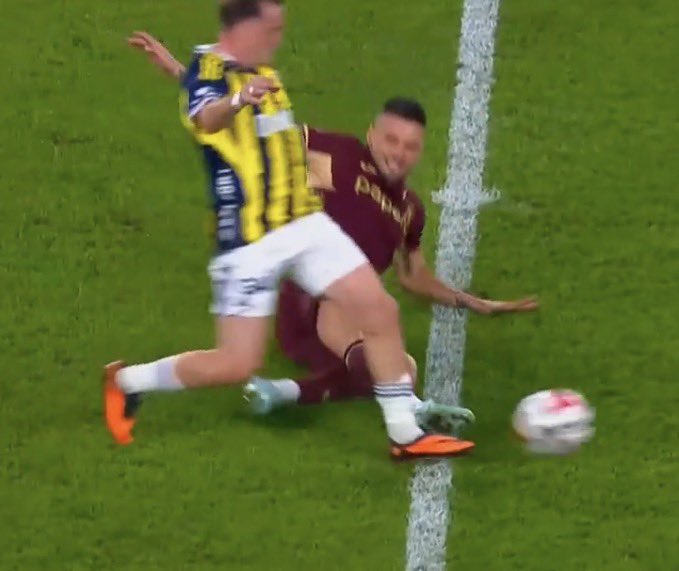 Aynı gün oynanan maçlarda iki farklı karar.

Premier lig’de sarı kart / süper lig’de kırmızı kart

#SiyasetinTakımıFenerbahçe