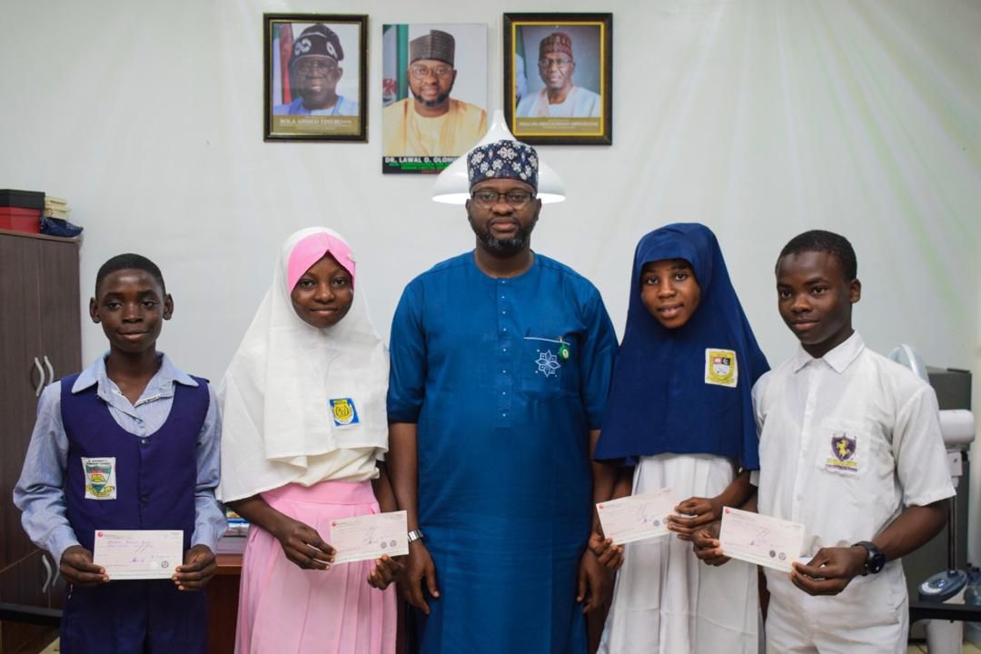 On Thursday, 11th September 2025, Kwara State Governor Abdulrahman Abdulrazaq <a href="/RealAARahman/">Abdulrahman Abdulrazaq</a> fulfilled his promise to reward the state's representatives at the 2025 President's Schools Debate, with cheques presented to the champions and their tutors.
