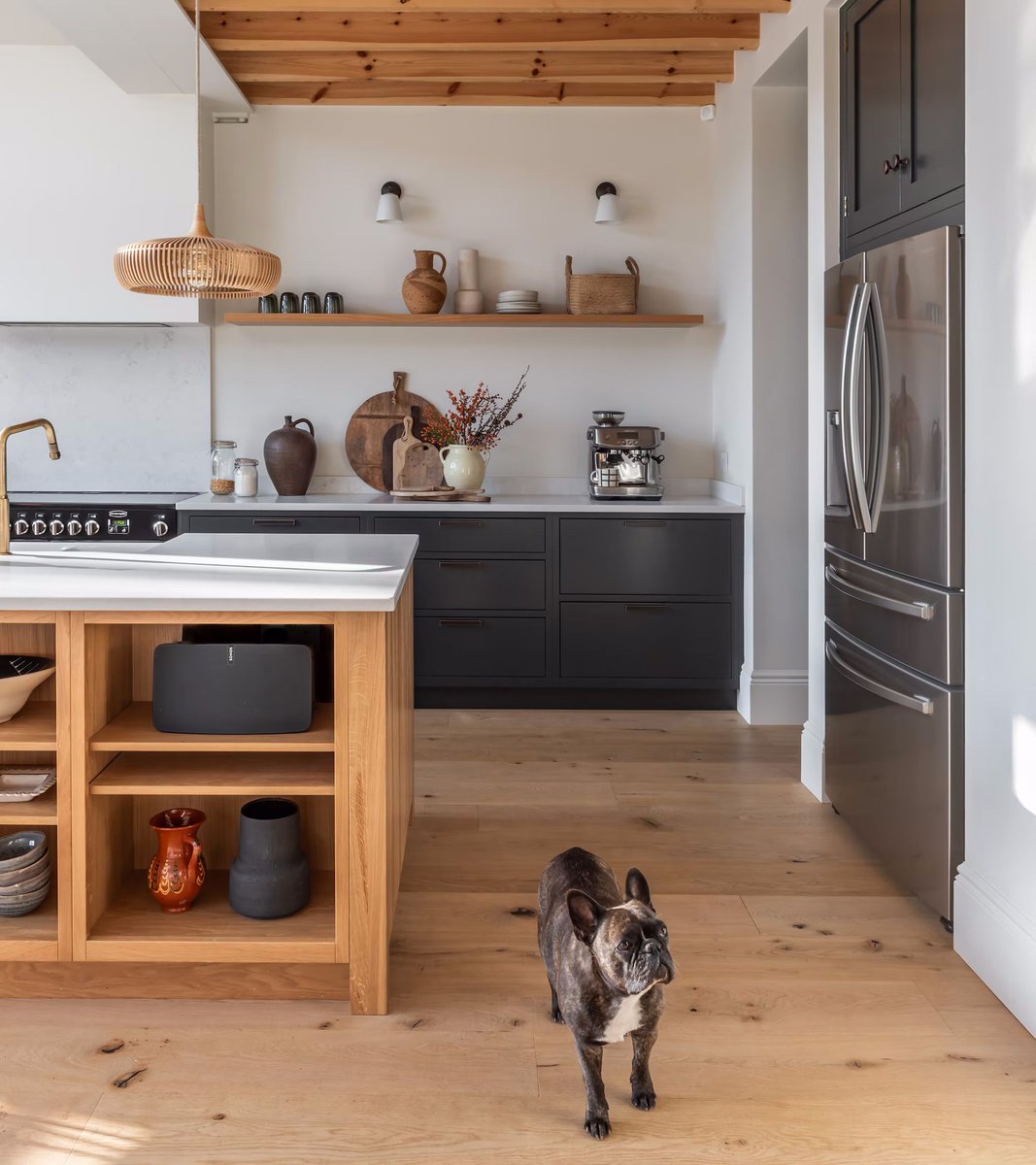 Adapt interiors with pets in mind through thoughtful choices and integrated designs to ensure both practicality and an elevated style is achievable. Read more⬇️ 
theenglishhome.co.uk/interiors/desi…