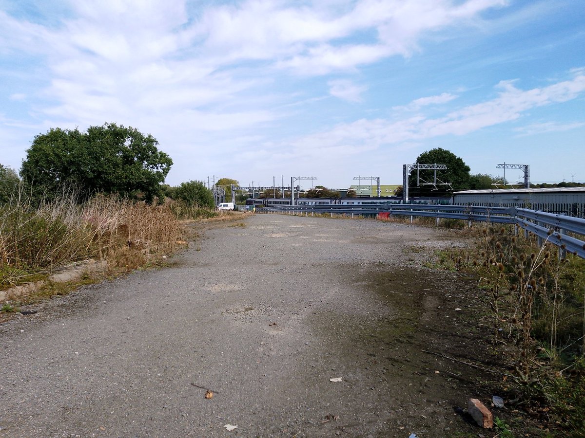 phil0073's tweet photo. Train goes through site of #FinedonRailwayStation on the #FastLanes by a
#RailYard. This #RailwayStation was open 1866-1964.
#PhilOnaBike #railways #Railway200 https://t.co/WsGJkafeTJ