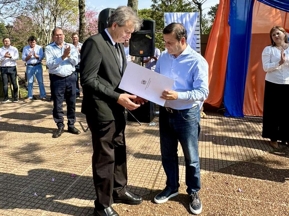 herrerayflia's tweet photo. Hoy acompañé a la comunidad de Cerro Azul en su 92° aniversario fundacional.
📜 Entregué el beneplácito de la Cámara de Representantes por el festejo y se hicieron entregas de reconocimientos.
Este aniversario honra la historia, el trabajo y el esfuerzo de sus pioneros.

Feliz aniversario,Cerró Azul! 
#CerroAzul #Misiones #Aniversario #Comunidad