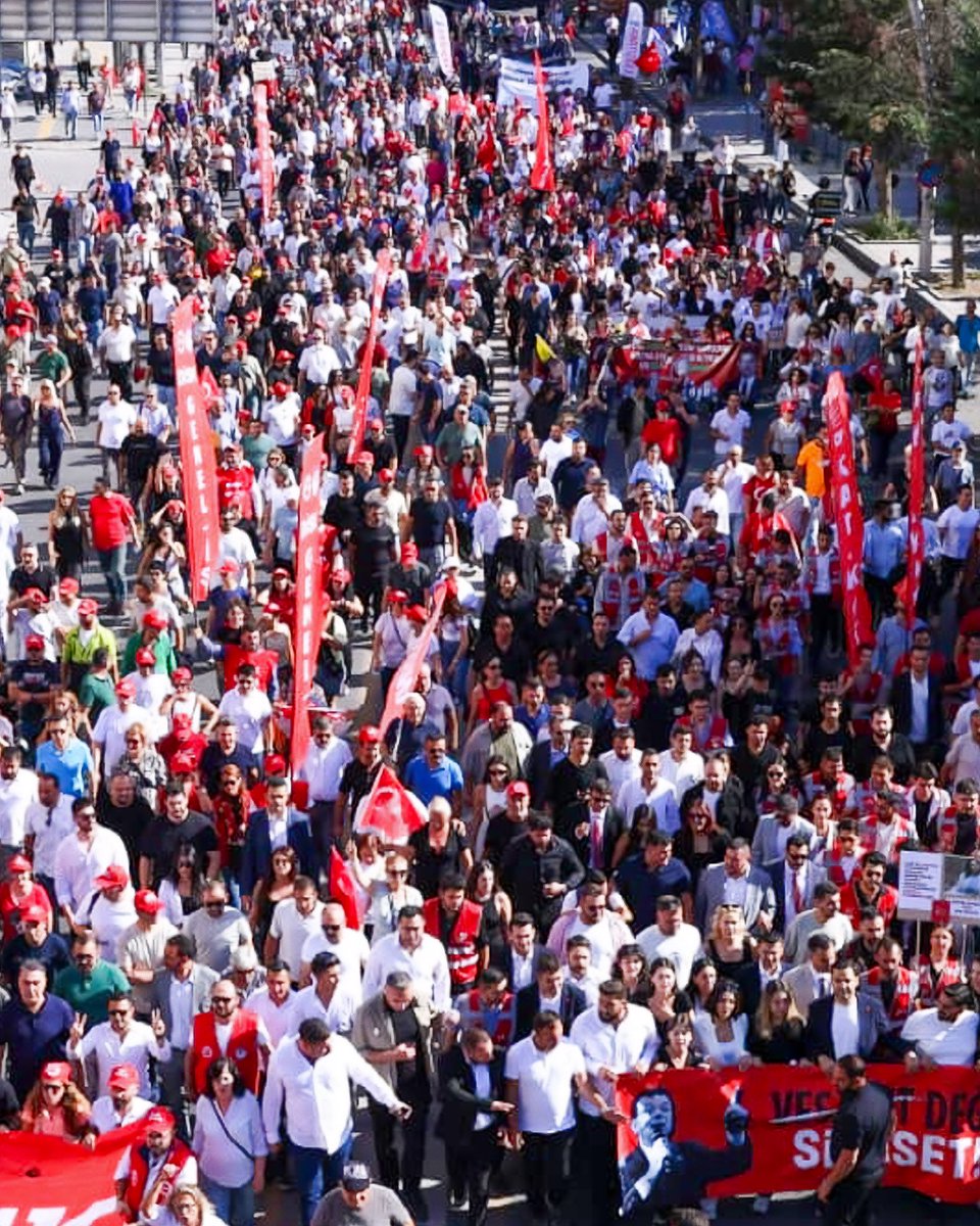 Biriz, beraberiz; demokrasiye susamış halkın gençleriyiz!

Yıkılmayız, vazgeçmeyiz!

📍Tandoğan Meydanı