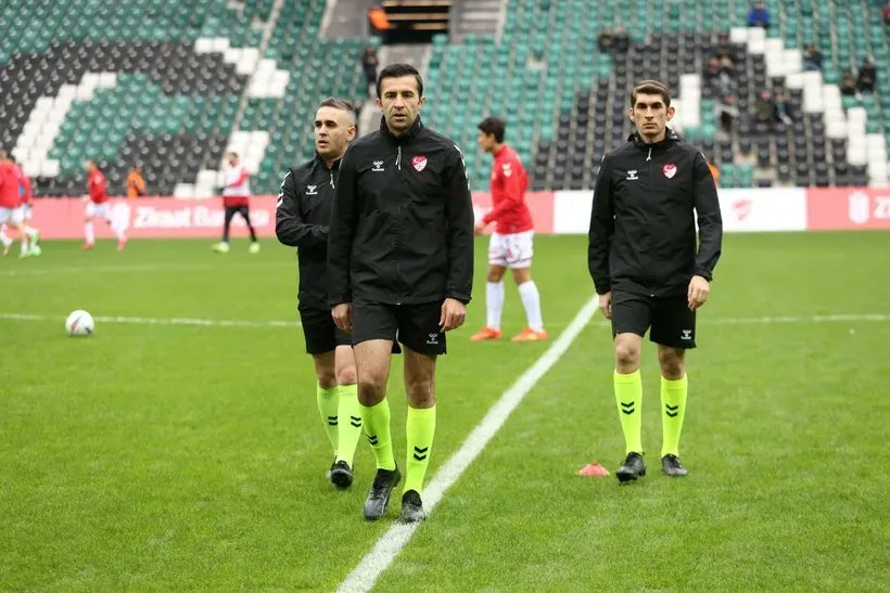 Fenerbahçe - Trabzonspor maçına VAR hakemi olarak atanan Davut Dakul Çelik'in kariyerinde Süper Lig maçı bulunmuyor.