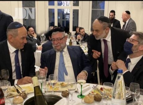 Za prvo sliko pravijo slovenski desni kristjani, da je gnusno, za drugo svetovljansko. 
Kaj bi Jezus na to dejal? 🤔