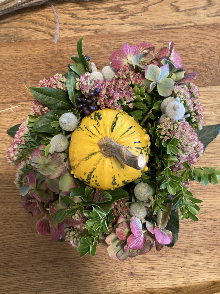 niekgirl's tweet image. Even in de herfst sferen  
Decoreren kan je leren
Iets doen met een pompoen
Laat je niet flessen met oude bessen
Droogbloemen zijn ook bloemen
Wat groen al niet kan doen

Iemand nog een #oneliner voor mij? #timelinecleanser