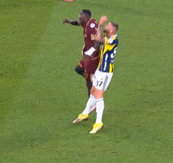 Erman Toroğlu: Hakem zaten biliyor pozisyonun faul olmadığını VAR çağırdı diye risk almamak için golü iptal edip faul veriyor.
Ben zaten bunlar yüzünden hakem oldum.