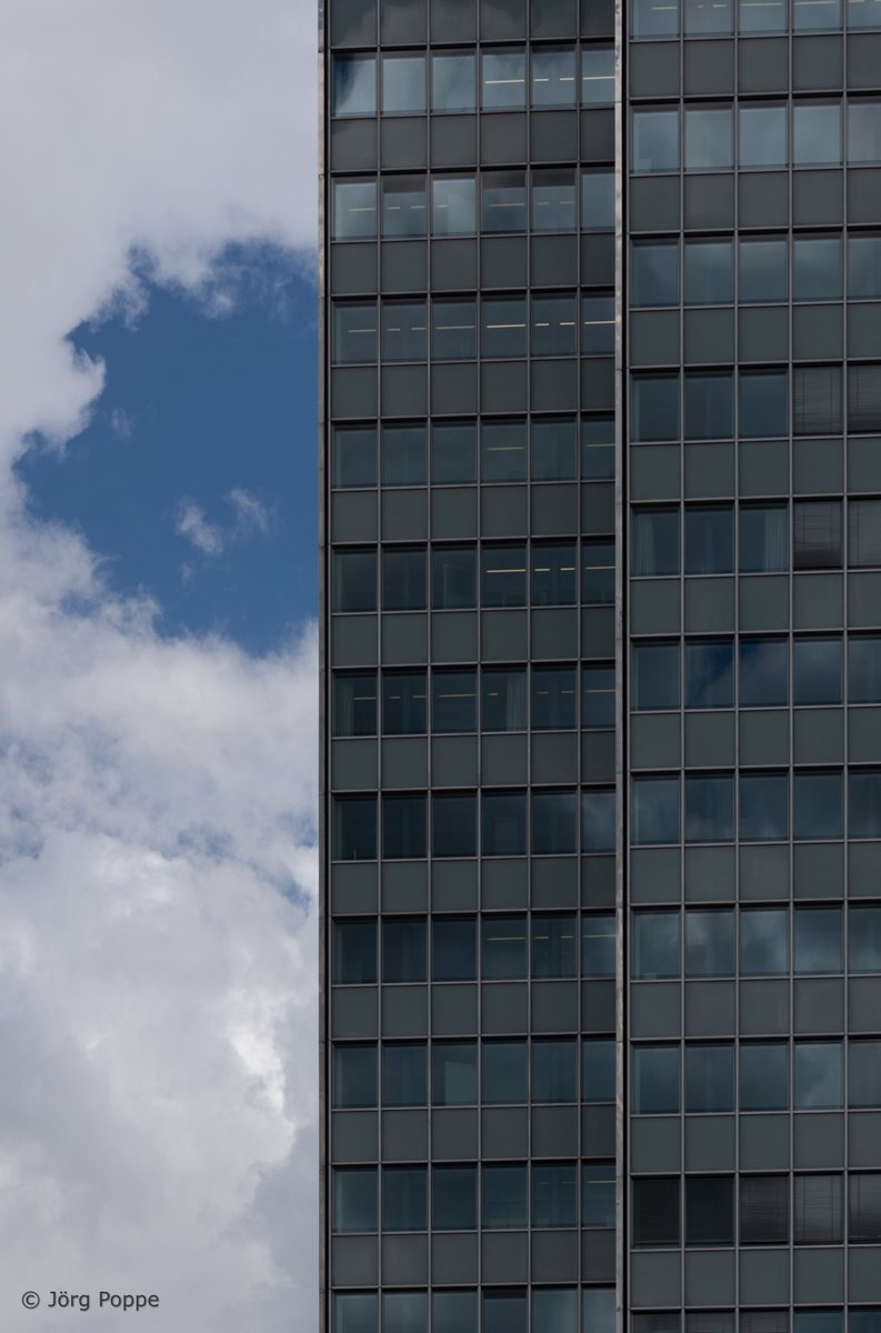 lichtaufnahmen's tweet photo. Thyssenhaus (Dreischeibenhaus).       #thyssenhaus #architektur #düsseldorf #hochhaus #fassaden #skyscraper #wolkenkratzer #hochhäuser #3scheibenhaus #dreischeibenhaus #linien #l68358 https://t.co/LT1uO99NFp