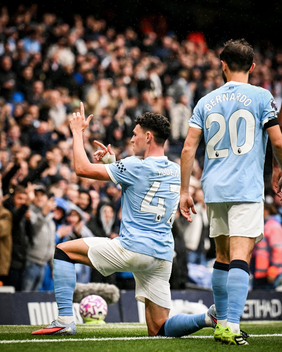 3 things guaranteed in life:
-Death 
-Taxes
-Erling Haaland, Phil Foden and Man City dunking on Manchester United