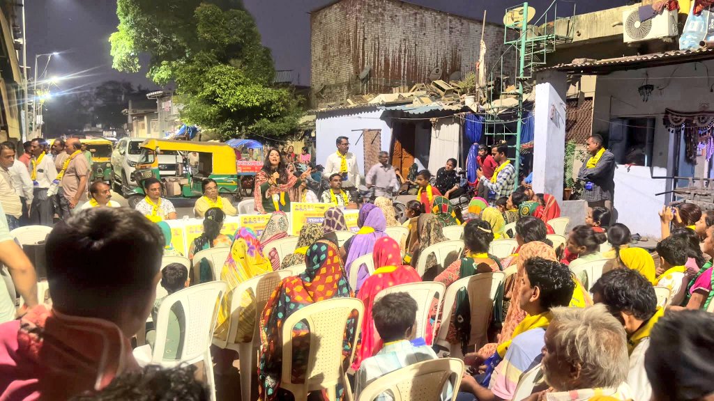 આમ આદમી પાર્ટી “ગુજરાત જોડો” અભિયાન અંતર્ગત 

ઠક્કર બાપા વિધાનસભા ના ઇન્ડિયા કોલોની વાર્ડ માં જન સાવંદ કરવામાં આવ્યો.

જેમાં સ્થાનિક લોકો સાથે ચર્ચા તેમજ ખૂબ પ્રેમ થી તેમને આવકાર્યા સાથે સાથે સંકલ્પ લીધો કે હવે આવનારી દરેક ચૂંટણી માં હવે તે આમ આદમી પાર્ટી ના ઝાડુ નેજ મત આપશે.