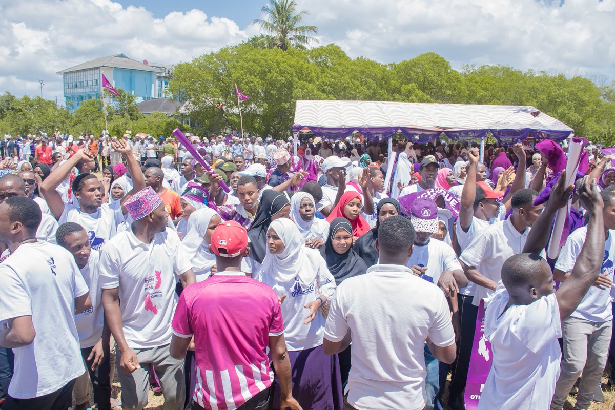 Umati mkubwa wa Wazanzibari umefurika uwanja wa Tibirinzi  Pemba kwa ajili ya kushuhudia uzinduzi wa kampeni za Uchaguzi Mkuu wa 2025. Hii ndiyo sauti ya mabadiliko, mshikamano na matumaini mapya kwa Zanzibar.
#WazanzibarWanamua2025