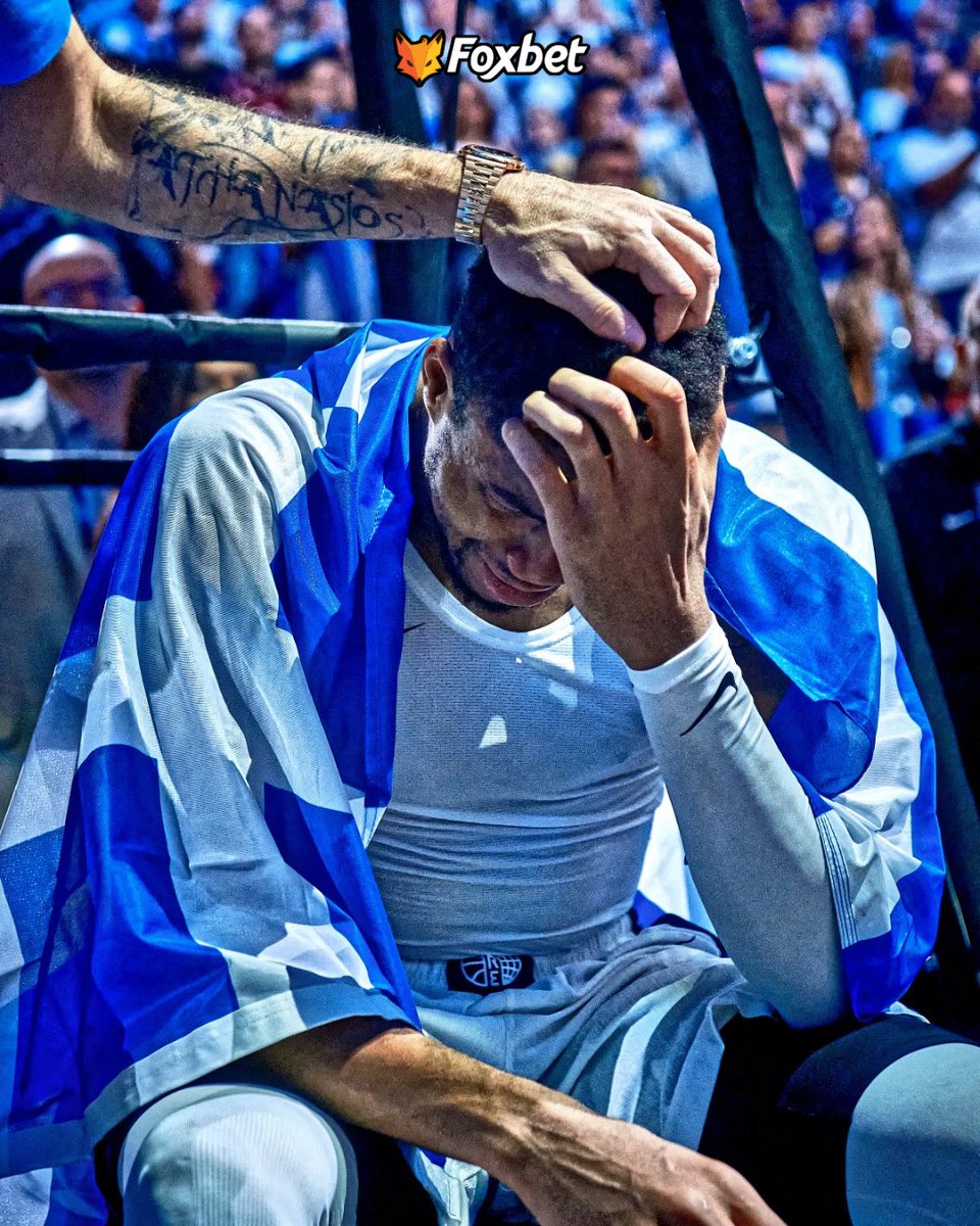 foxbet_gr's tweet photo. 🇬🇷💙 Αυτή τη φωτογραφία μνημονεύστε τη. Είναι από αυτές που μιλούν στις καρδιές όλων των Ελλήνων. Ένας ήρωας με την ελληνική σημαία στην πλάτη. Ο Γιάννης Αντετοκούνμπο, δακρύζοντας μετά την κατάκτηση το χάλκινου μεταλλίου με την Ελλαδάρα μας!  #EuroBasket #EuroBasket2025 #Greece https://t.co/3vMcwFTsoN