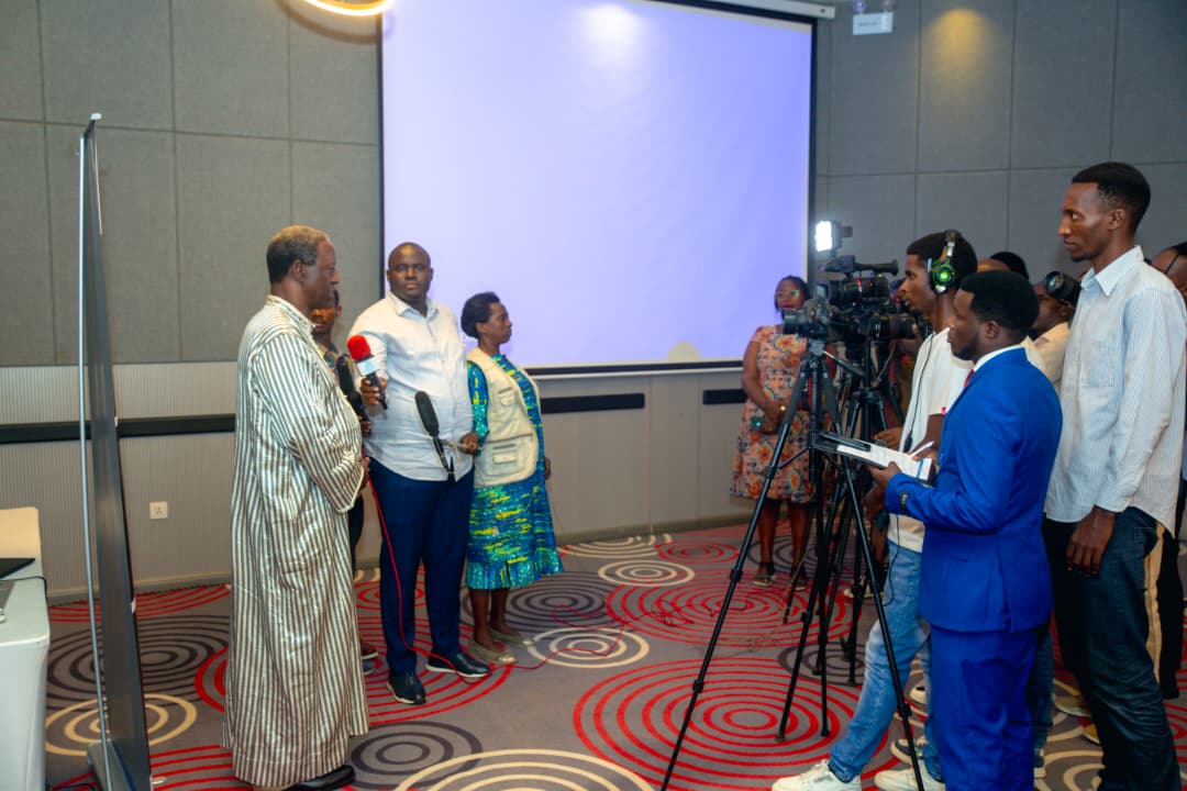 burundi_cvr's tweet photo. Après la projection du film "Réparations.  La dette coloniale"...les participants ont commenté l'importance de l'événement au #KiririGarden Hotel de #Bujumbura. Revisiter le passé colonial violent et comprendre la problématique des Réparations. @NtareHouse @MininterInfosBi @AP https://t.co/9gnxOIaK5K
