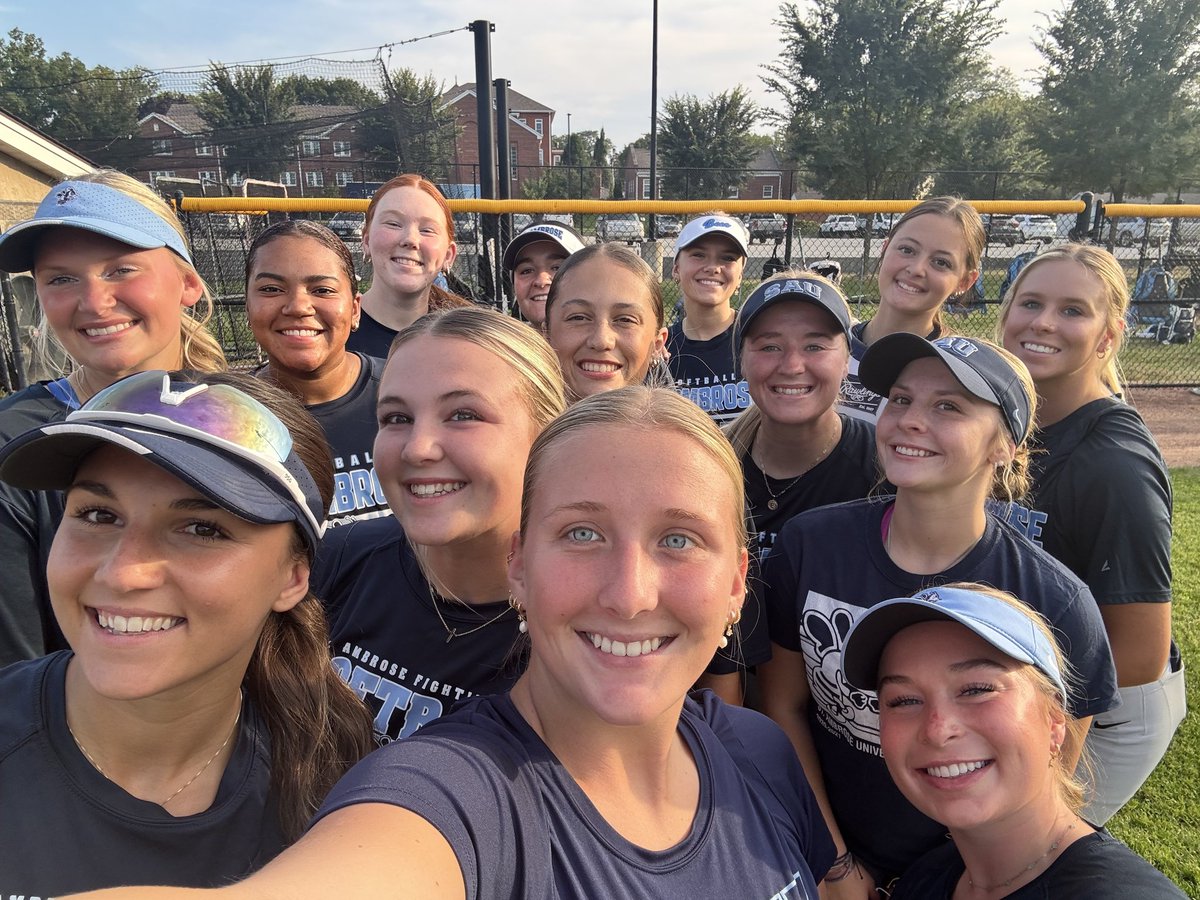 Team Navy before Friday's first fall intrasquad scrimmage. Freshmen Madison Kunzer and Shea Meech each hit dingers as Team Columbia wins 4-2! Bees are buzzin!!