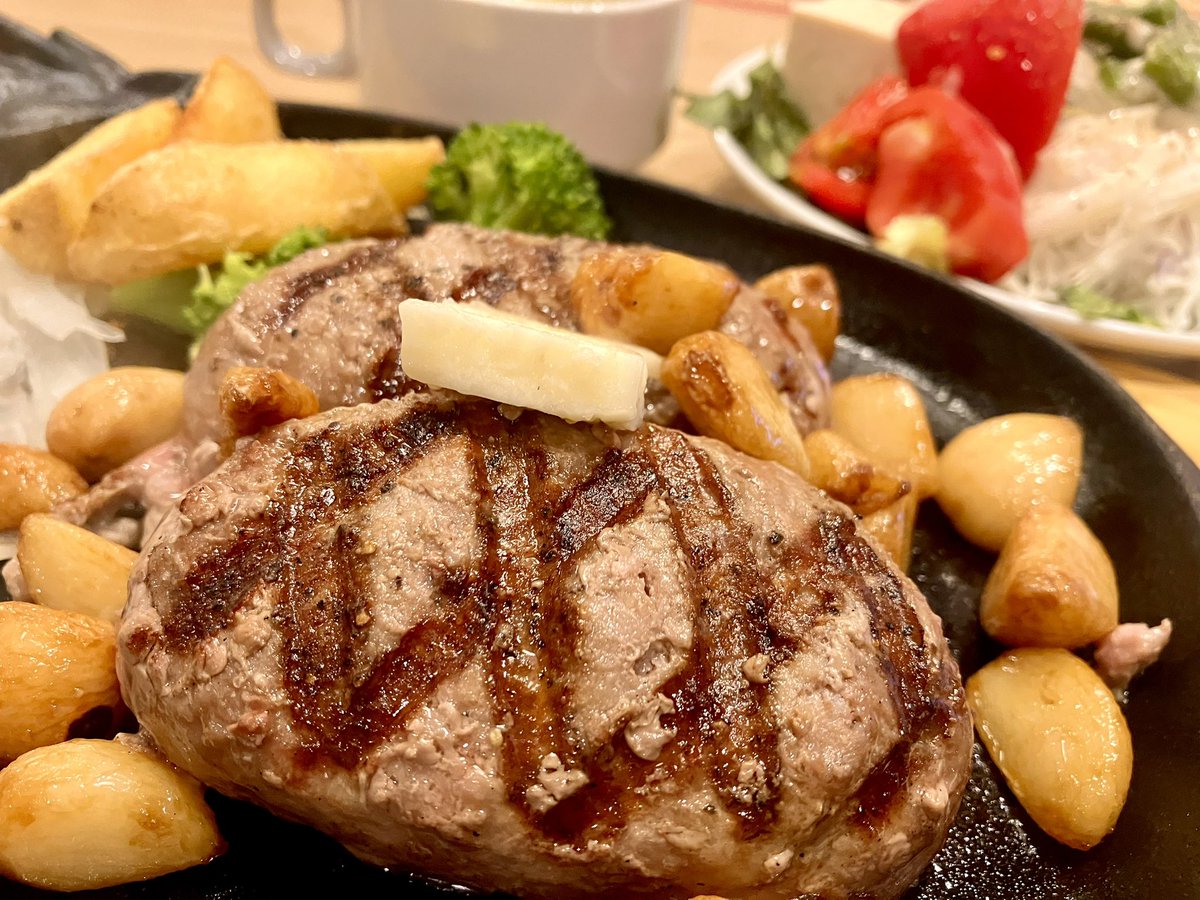 今日はイベントの片付けに手間取り気付くと1時だったので深夜ヴィクトリアの閉店が2時なので少しだけ行けるかなと、今日がんばったご褒美的に行った。深夜のヴィクトリアはほんと落ち着いて良い。独りボックス席に癒されにんにく大俵ハンバーグやサラダバーを食べて体力をつけて帰路に着く。
