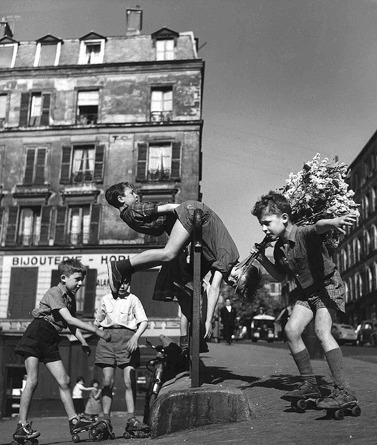 "La vida se encoge y se expande en proporción al coraje que uno tenga". 
Anaïs Nin 
📷Willy Ronis