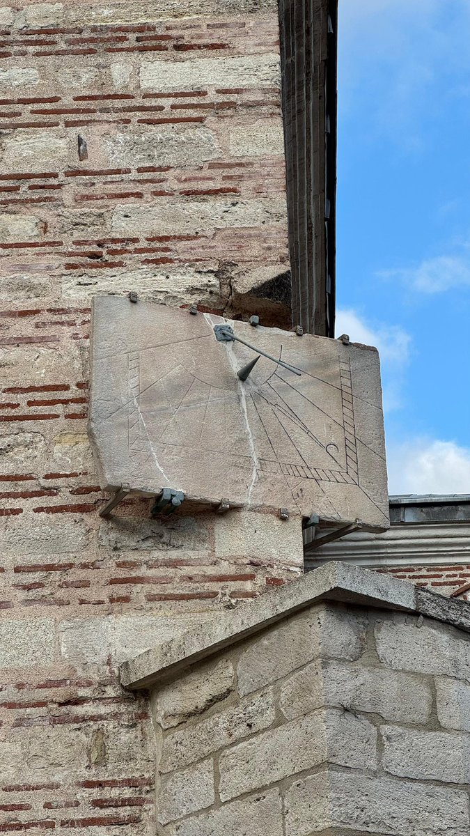 Mimar Sinan eseri Balat Ferruh Kethüda Camii’nin gözlerden kaçan bir köşesinde güneş saati.