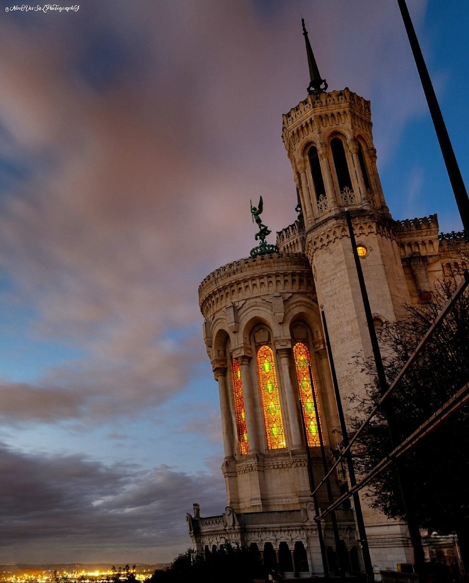 "  Scintiller de Mille Feux 🦁 "

Par ©️ Ninoversalphotography (Instagram /Facebook)

#Lyon #picoftheday #pictureoftheday #photooftheday #photography #fourviere