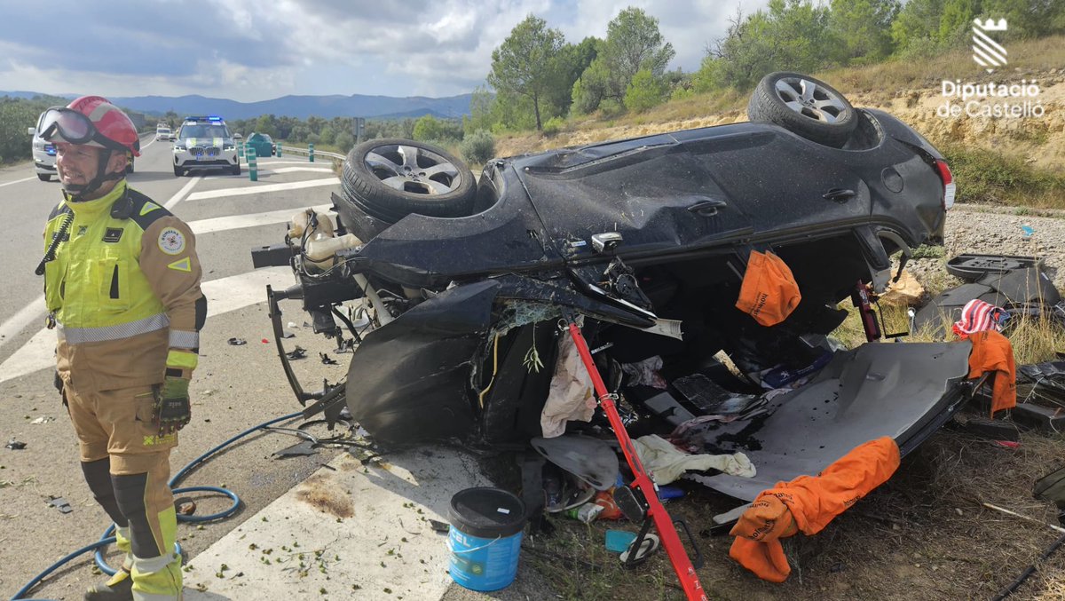 BombersDipcas's tweet photo. Imágenes intervención efectivos @BombersDipcas parque Baix Maestrat en el accidente de TFCO N232 #Xert. Bomberos han excarcelado al conductor (varón) que estaba herido presentando atrapamiento físico. https://t.co/0OreVM84rQ