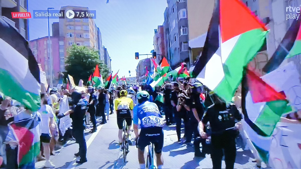 #VueltaRTVE14s 
Honor para los miles de españoles que han dado voz en las cunetas a más de 60.000 seres humanos asesinados en Gaza, que se entere el mundo que el equipo propaganda de I卐RAEL no es bienvenido en 🇪🇦
Ni un segundo de respiro en la lucha contra el genocidio