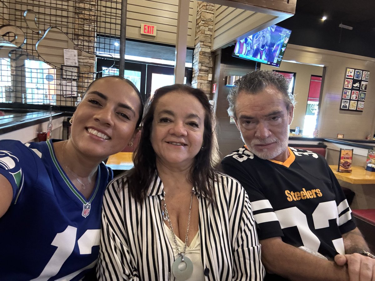 soymaurel's tweet photo. Seahawks, Steelers y el réferi 💙💚
#foxnfl #impactonfl @FOXImpactoNFL https://t.co/bGLYuP2zT2