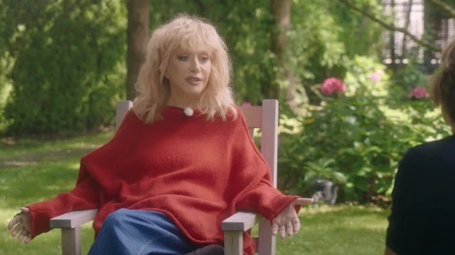 С большим удовольствием посмотрел интервью Аллы Пугачёвой. Эта красивая, харизматичная, живая легенда в своём интервью заочно побеждает всех и очаровывает своим каждым ответом. Можно подобрать бесконечное множество положительных эпитетов в её адрес — и всё равно их окажется