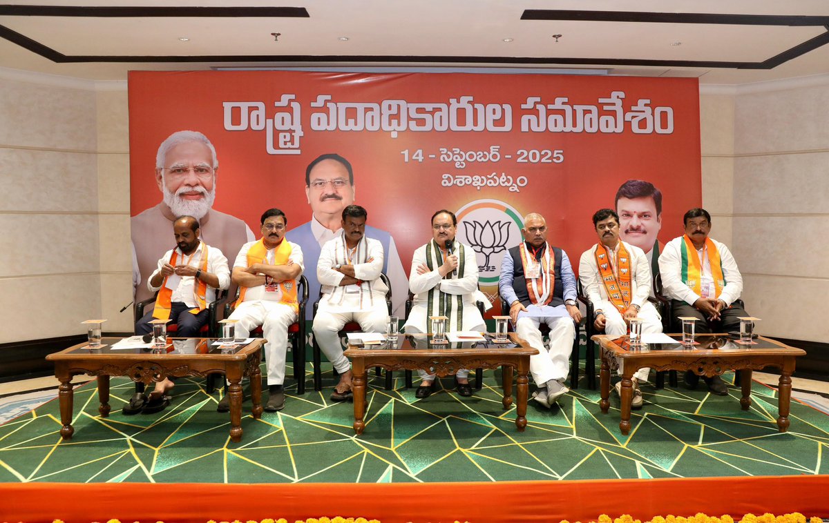 shivprakashbjp's tweet photo. विशाखापट्टनम् में आ���ध्र प्रदेश भाजपा के नवनियुक्त जिलाध्यक्ष पर्यंत पदाधिकारियों की बैठक में मा० राष्ट्रीय अध्यक्ष श्री @JPNadda जी के साथ ।
@BJP4Andhra https://t.co/GMHDGKotE7