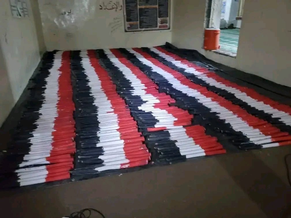 كل الشعب سبتمبر وكل الشعب جمهوري
وانا والشعب كف بكف ولكن لا؟ للفوضى 

حذاري بس لا تفسد بابو لثمة وابو عودي
وتخرجهم الى التحرير قسم بالله مابرضى 

اذا حاولات تزعجنا انا القانون دستوري
صميلي هو من الجنة علاج يدوي المرضى 
#سبتمبر