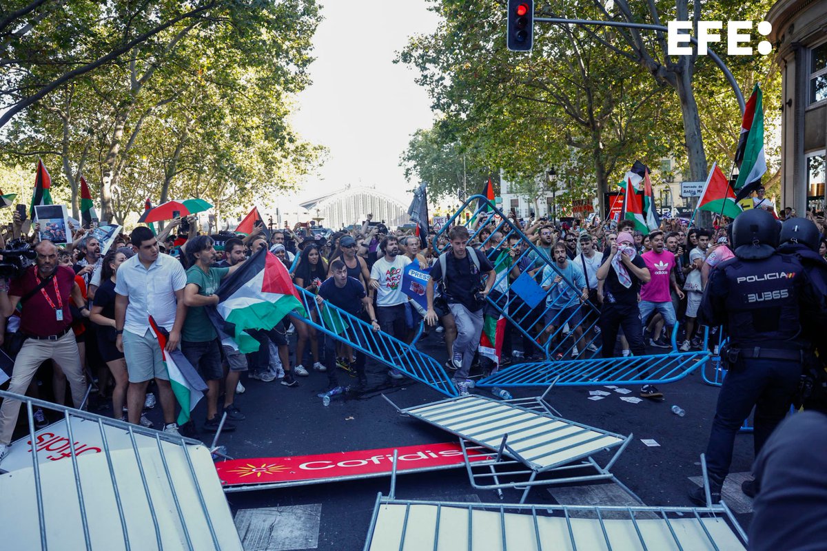 ¡HISTÓRICO!

Miles de manifestantes logran suspender la última etapa de la Vuelta a España, en protesta por la participación de un equipo israelí.
Es un triunfo enorme y demuestra que sí, que se pueden hacer cosas frente al genocidio de niños y niñas.
BOICOT AL ESTADO ASESINO.