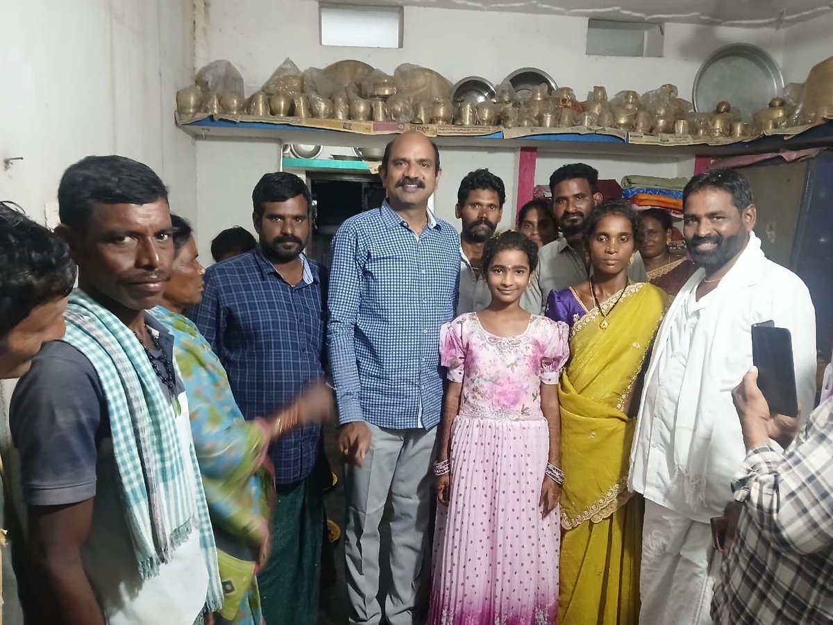 Kalisettitdp's tweet photo. లావేరు మండలం నేతేరు లక్ష్మీపురం గ్రామంలో అలుపన దుర్గారెడ్డి గారి కుటుంబ ఆనంద వేడుకలో పాల్గొని చిన్నారి రేవతిని ఆశీర్వదించడం సంతోషంగా ఉంది.కుటుంబ సాంప్రదాయాలు, ఆప్యాయత మన సమాజానికి బలమైన పునాది.
#KalishettiAppalanaidu #VizianagaramMP #FamilyTradition #CommunityTogetherness https://t.co/m3p6PNqLPH