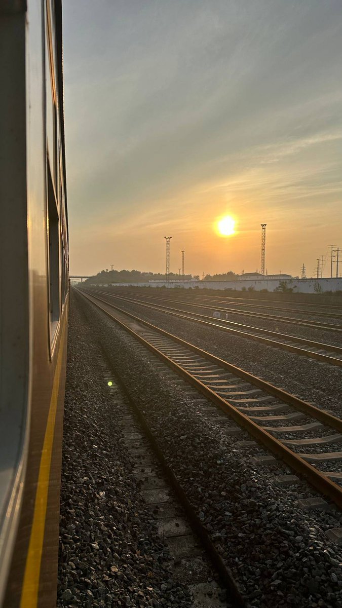 PDpg233's tweet image. 我一直在怀念2024
怀念那个九年级天天很忙碌但是和好朋友一起加油打气的日子
怀念那个刚刚中考完无忧无虑爽玩的日子
怀念那个还没与我最好的好朋友闹掰的日子
怀念那个我还在谈恋爱的日子
怀念那个对未来既忐忑又期待的日子

或许从25跨年时吃坏肚子开始就注定2025会一直不顺吧
剩下三个月请对我好一点