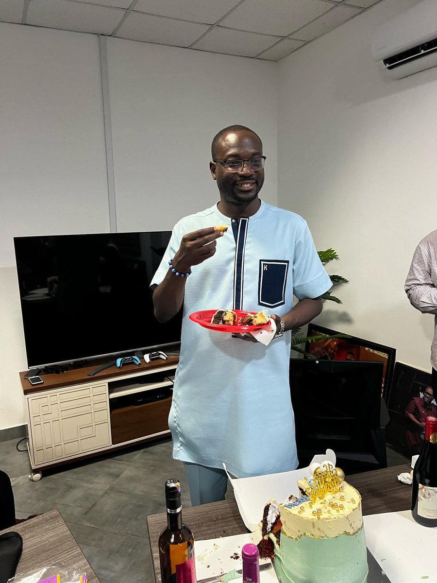 AgbenyaPrecious's tweet image. @KwabenaOA “Meet Dr. Kwabena Opoku Agyemang, son of our esteemed Vice President. He is a remarkably humble and intelligent young man.”
@AnnanPerry @EsinamJean @joyce_bawah @Vincent_Aperko @1BongoIdeas