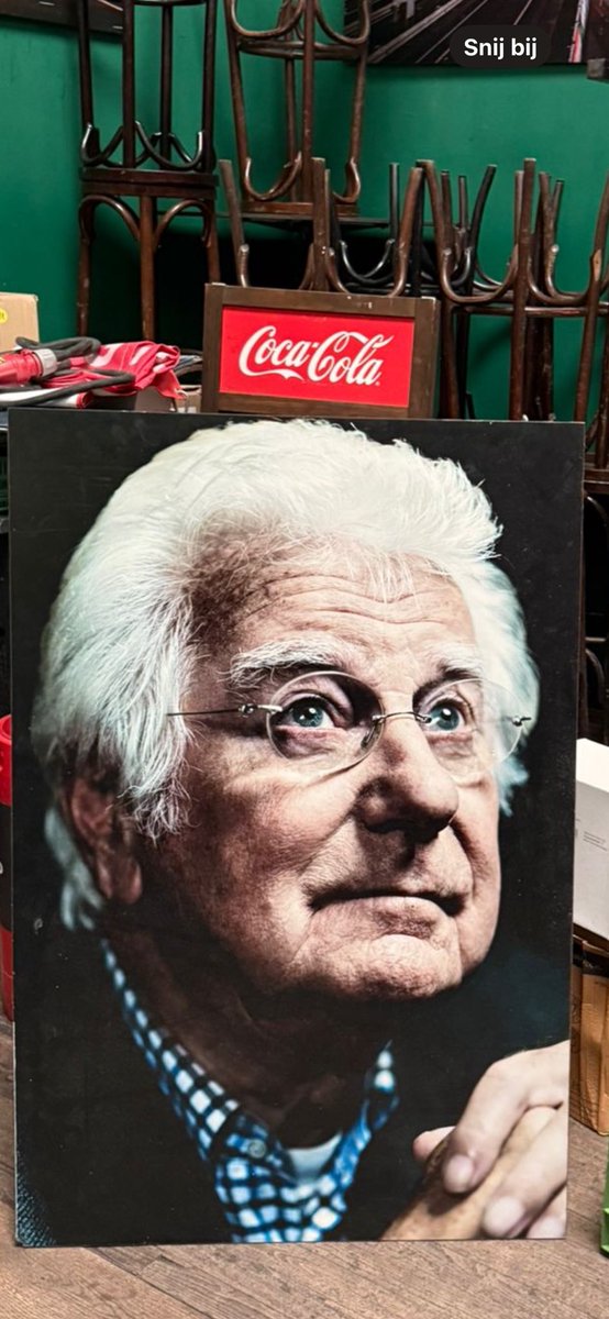 hermanhell's tweet image. Toevallig vonden we dit portret in de opslag… Je werkte ooit mee aan de expositie ‘Bekende bezoekers van NRC’. Dank voor wie je was: je scherpe opmerkingen (gewenst of niet), je legendarische Feyenoord-columns en je liefde voor onze stad. Rust zacht, mooie Rotterdammer.