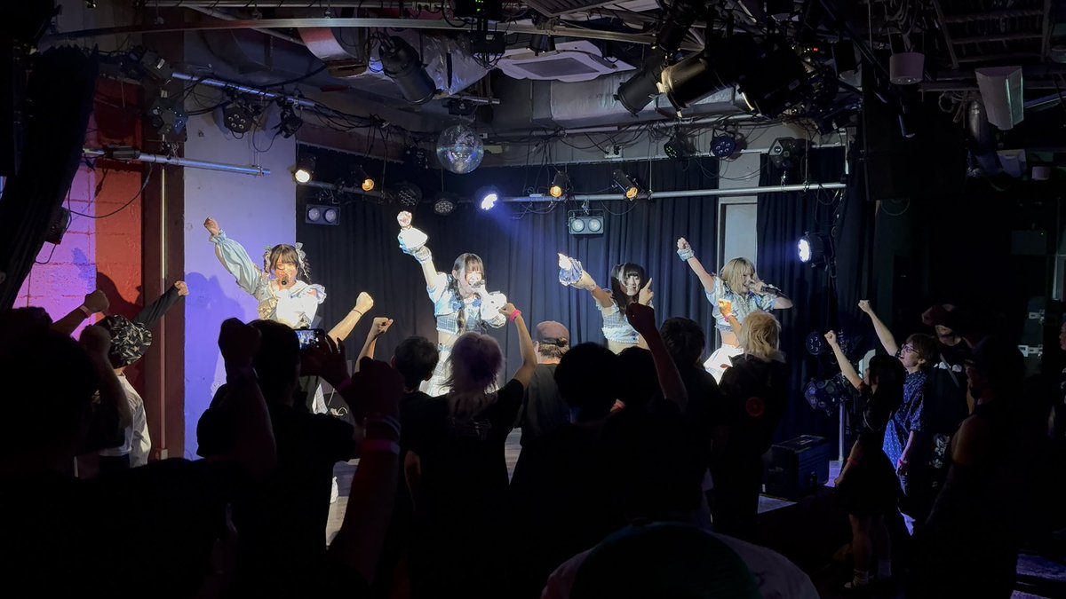 いつもより全然早い東京からの帰宅！
東京ありがとうございました！

はなびちゃんは自分で蕎麦を頼んだのに「わたし蕎麦嫌いでした。忘れてました」
って言いながら蕎麦食べて
「蕎麦美味しい！蕎麦いけます！」
って言ってて怖かったのが今回の遠征のハイライトでした。