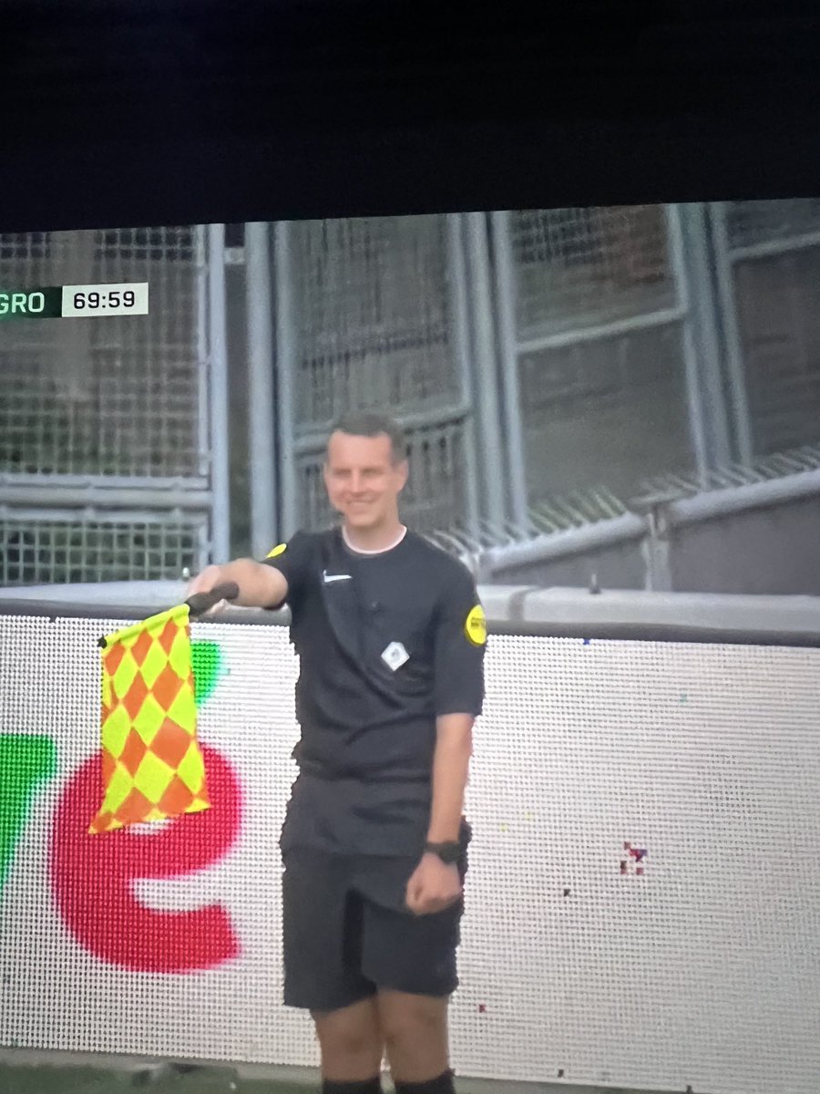 Martin007Cage's tweet photo. Dit was toch wel het dieptepunt van de middag☹️ Een overduidelijke fout maken en dat ook nog met zo’n smile op je gezicht! Beschamend! #utrgro @KNVB https://t.co/yHyRkDkZSn