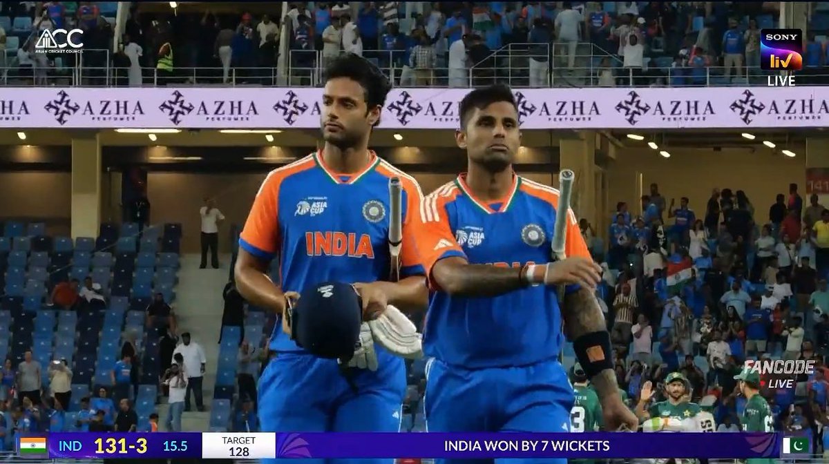 FieldVisionIND's tweet image. Team India refused to shake hands with Pakistan team after their dominating victory in group stage match. 

#INDvsPAK #INDvPAK #IndiaVsPakistan