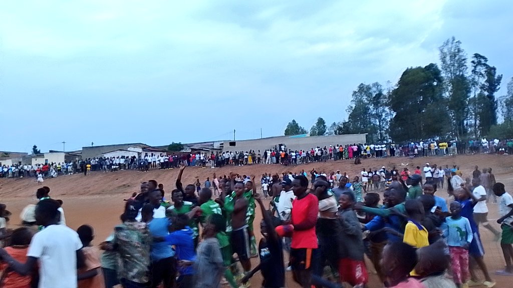 Urubyiruko rw'umurenge wa Nyarugenge bitabiriye Amarushanwa y'umupira w'amaguru wahuje Umurenge wa #Nyarugenge na #Ngeruka ku insanganyamatsiko igira iti: "Dufatanije, Twite kuburere bw'abana bacu tubarinde ihohoterwa iryo ariryo ryose".