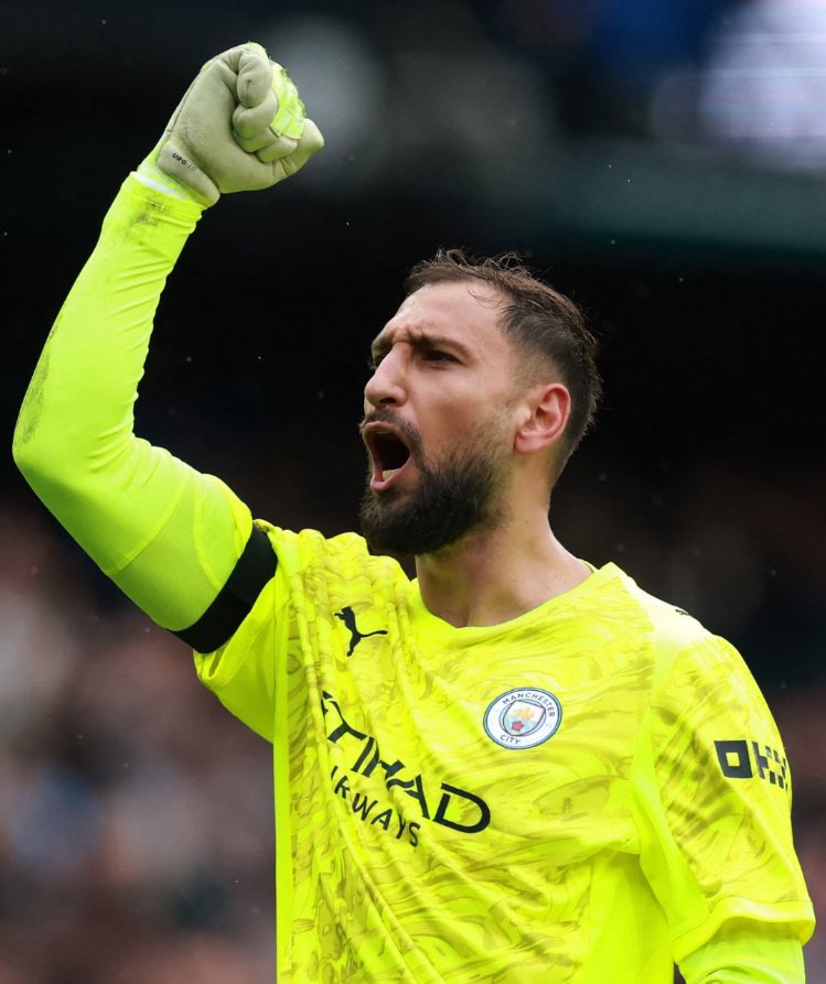 Premier match avec Manchester City. 
Premier match de Premier League. 
Premier match à l’Etihad Stadium. 
Premier derby de Manchester. 
Victoire 3-0. Clean Sheet. 

𝑳𝑬 𝑴𝑬𝑰𝑳𝑳𝑬𝑼𝑹 𝑮𝑨𝑹𝑫𝑰𝑬𝑵 𝑫𝑼 𝑴𝑶𝑵𝑫𝑬. 💛