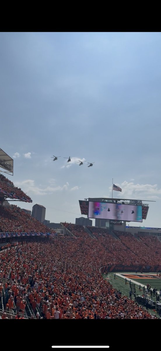 jstein51171's tweet photo. @_MLFootball @CPFelger55 @dandakich @JonnyRoot_ @sagesteele @thebengalorian @DrewGarrison @NatSparbeck @GibbsWrld @RavensTattooGuy @RavensTalkPod This is inaccurate. The @Bengals had their flag at half mast https://t.co/ccWThAULb1