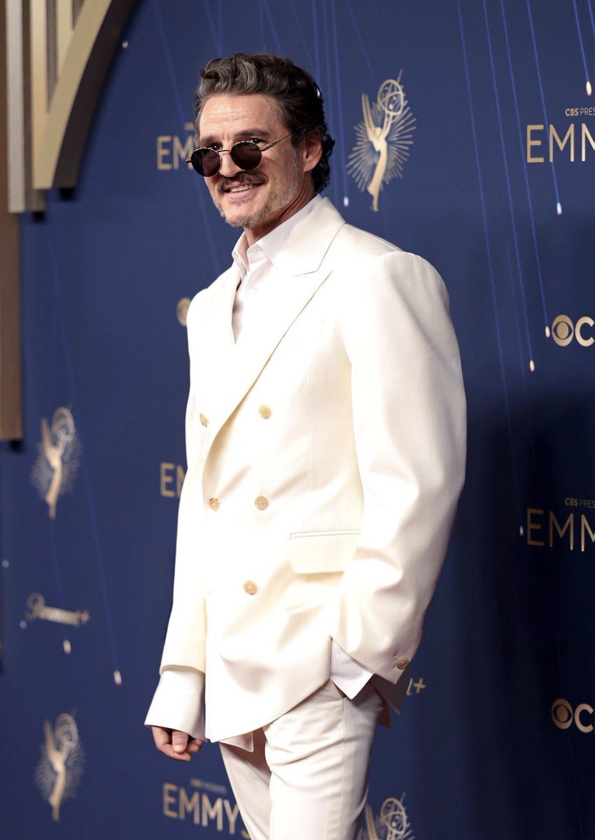 giannaispunk's tweet image. the glasses are what make this entire outfit so good 🔥