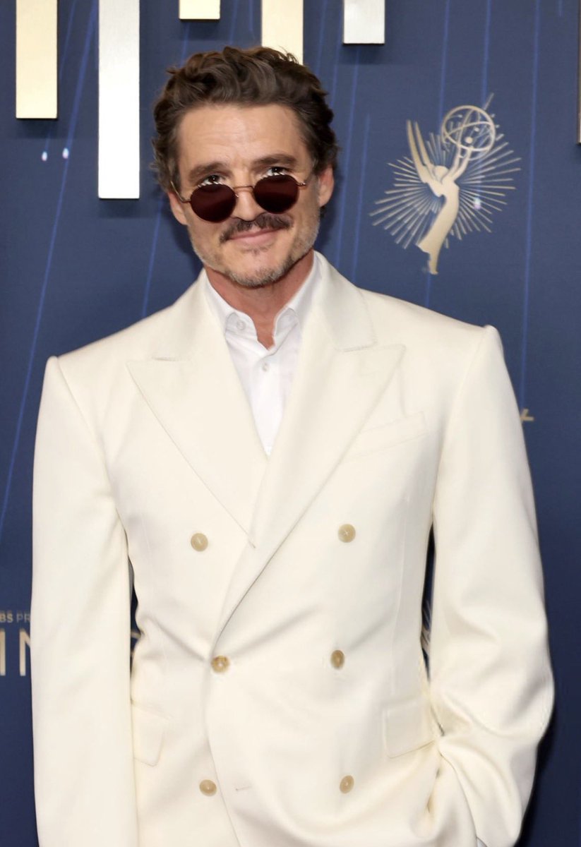 giannaispunk's tweet image. the glasses are what make this entire outfit so good 🔥