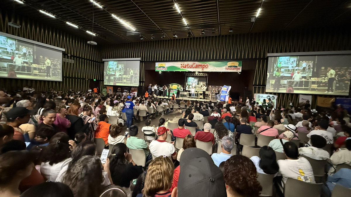 Lleno total en el Gran Salón de Neomundo. <a href="/jorgerausch/">Jorge.Rausch</a> es recibido por los santandereanos calurosamente. Bienvenido al tercer día de #Gastrofusión a este gran chef.