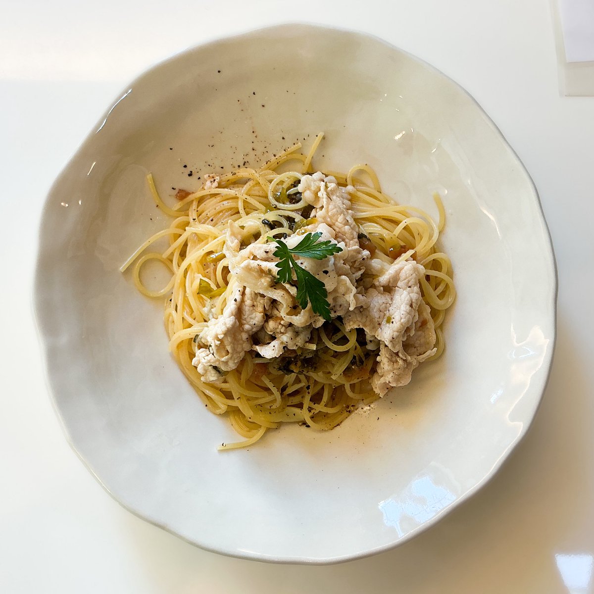 oomori1967's tweet photo. ２週間くらい前だけど。
釜石のカフェアッサムで、梅と豚肉と高菜のスパゲッティ。デザートはコーヒーゼリー。
うまかった。 https://t.co/GM9uyiTIwT