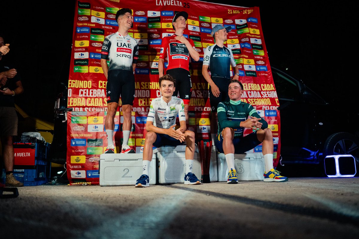 vismaleaseabike's tweet image. 🇪🇸 #LaVuelta25

Keep your friends close, but your rivals even closer.. 😉🥰

Mini celebration after the 2025 La Vuelta! 😎